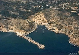 Vista aérea del puerto de La Algameca y de su único dique de atraque.