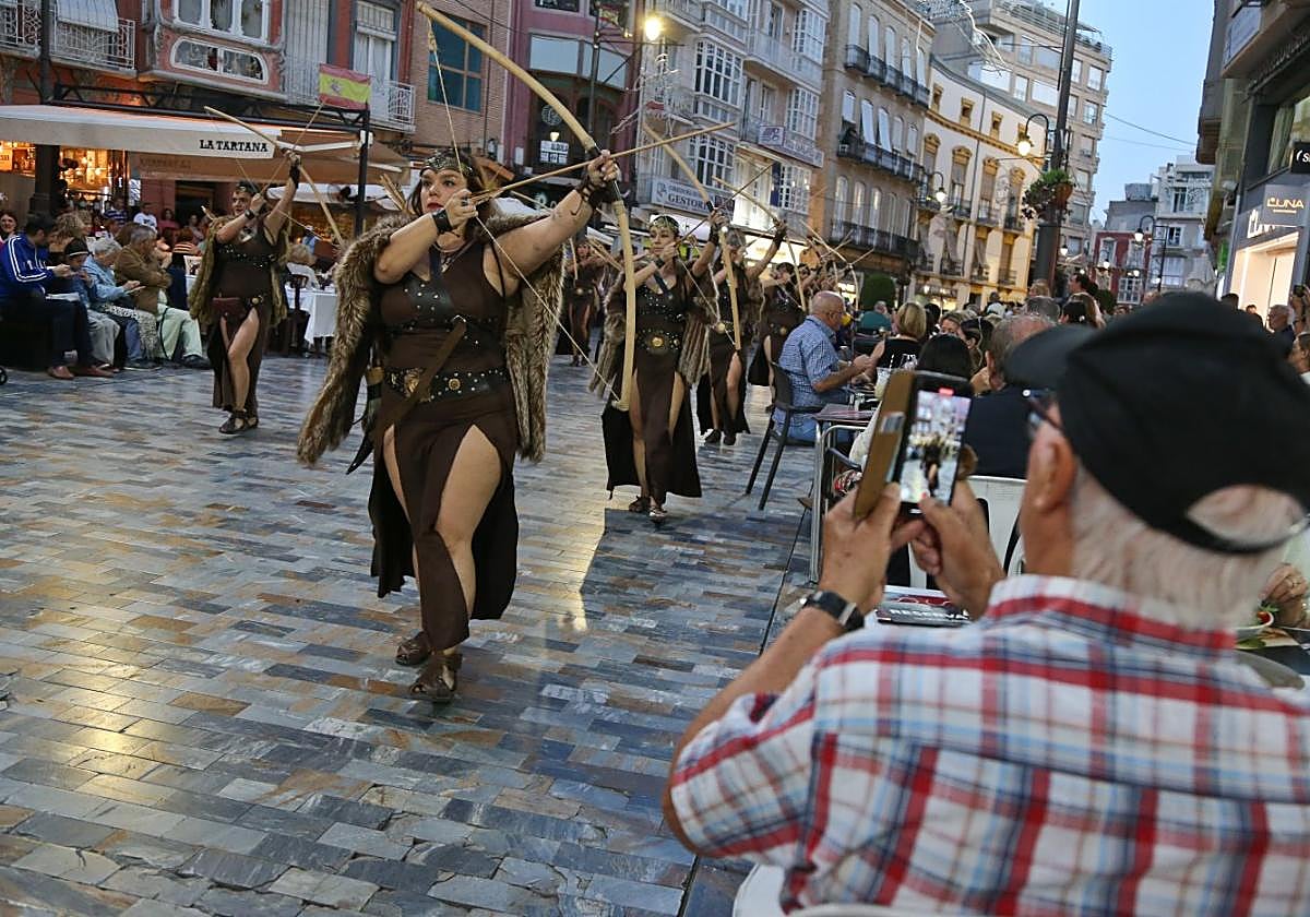 Un turista hace una fotografía durante el Gran Desfile, que tendrá lugar el sábado, 27 de septiembre.