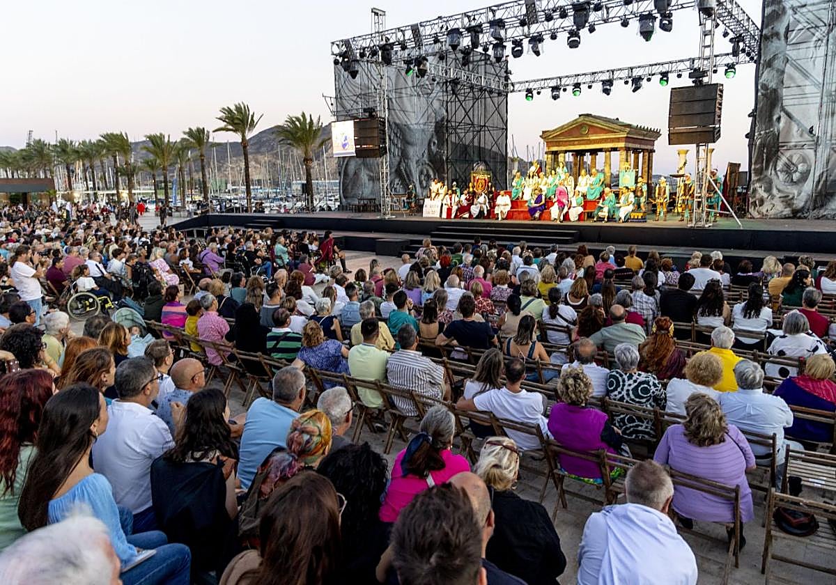 Público siguiendo la Sesión Plenaria del Senado Romano en el escenario del Puerto.
