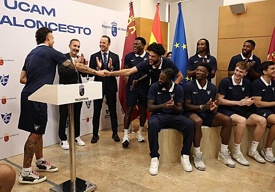 El capitán Jonah Radebaugh saluda a Kaiser Gates tras leer su primer discurso en español.