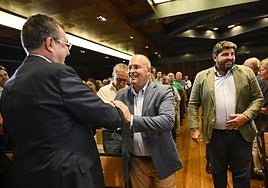 Tellado, junto a López Miras, saluda a José Ballesta.