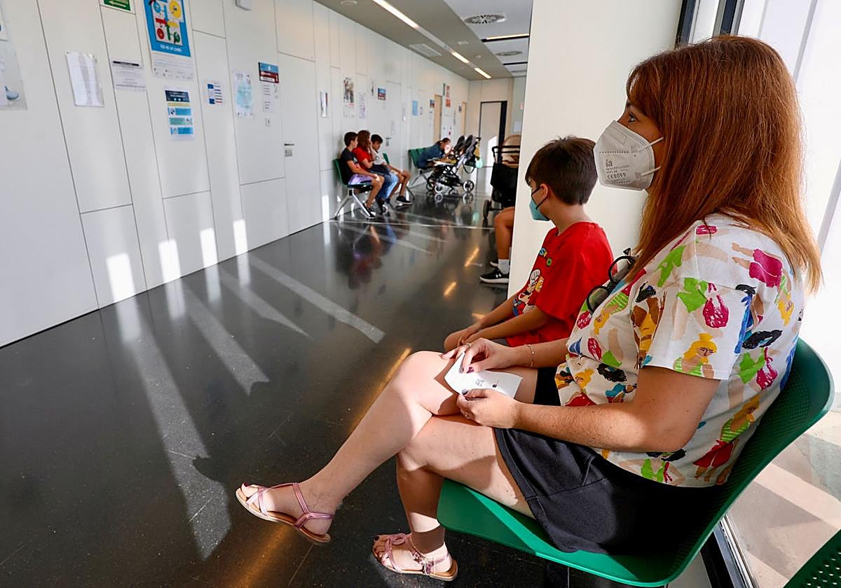 Pacientes en un centro de salud, esta semana.