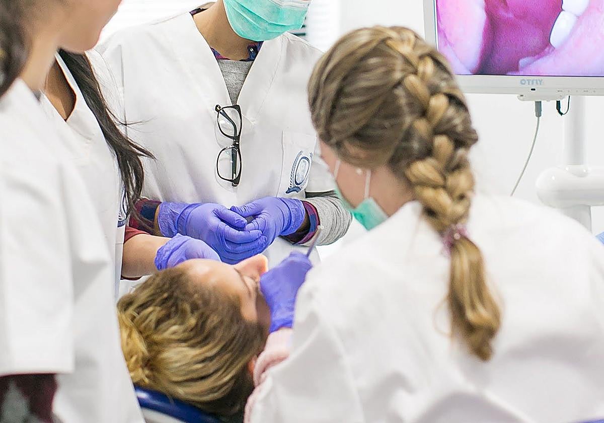 Una clase práctica de Higiene Bucodental, en una foto de archivo.