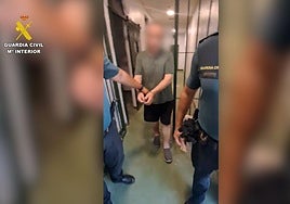 El acusado es trasladado ante la jueza por agentes de la Guardia Civil.