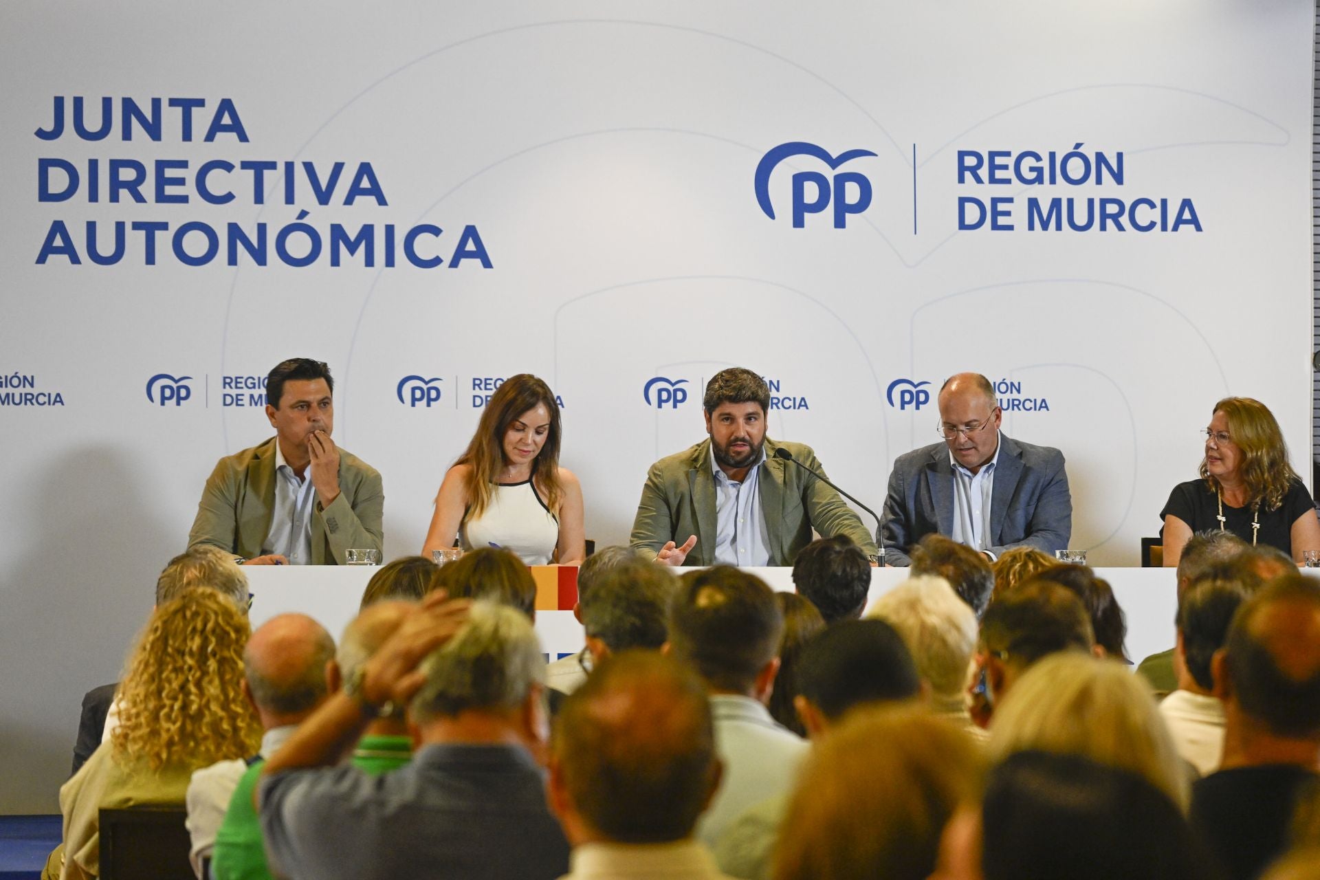 Las imágenes de la junta directiva del PP en Murcia