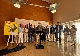 El dibujante Puebla presenta el cartel que ha diseñado para la feria.