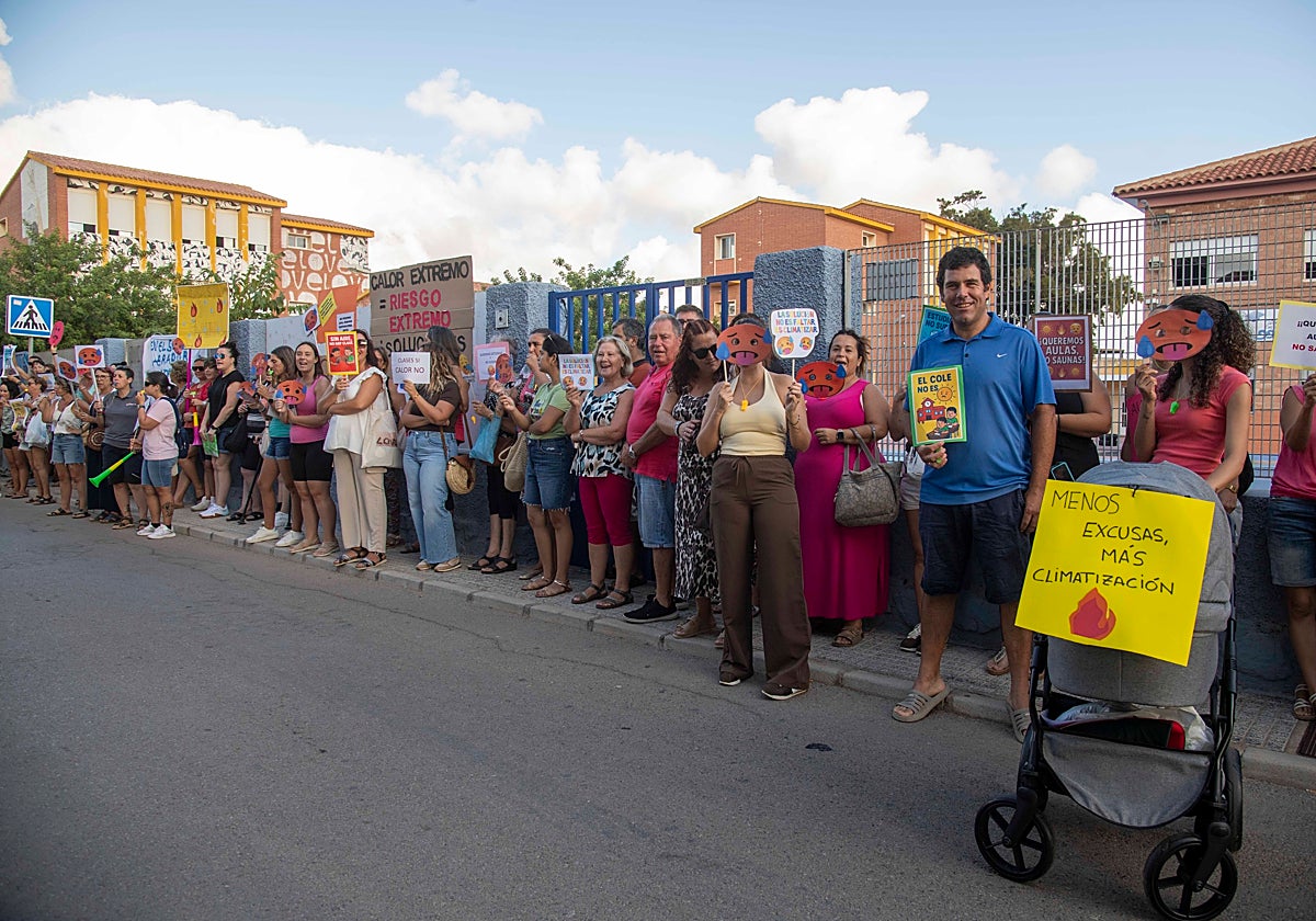 Las madres y padres de los alumnos del CEIP San Isidro de Los Belones, durante la protesta de esta mañana.