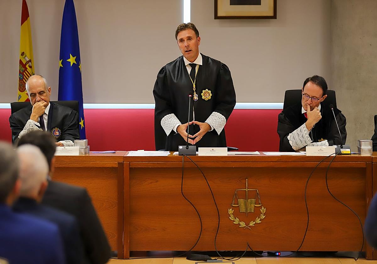 Manuel Luna interviene en el acto de Apertura del Año Judicial, entre José María Pérez Crespo Paya, presidente de la Sala de lo Contencioso Administrativo (izq.), y el fiscal superior de la Región, José Luis Díaz Manzanera.