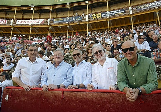 El alcalde Ballesta con los Parrandboleros Manuel Manjón, Pepe 'Trombón', Miguel Ángel Orengo y José Luis 'El Rulo', este viernes.