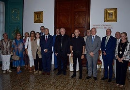 El obispo Lorca Planes, en el centro, junto al rector de la basílica, el hermano mayor y el resto de la junta.
