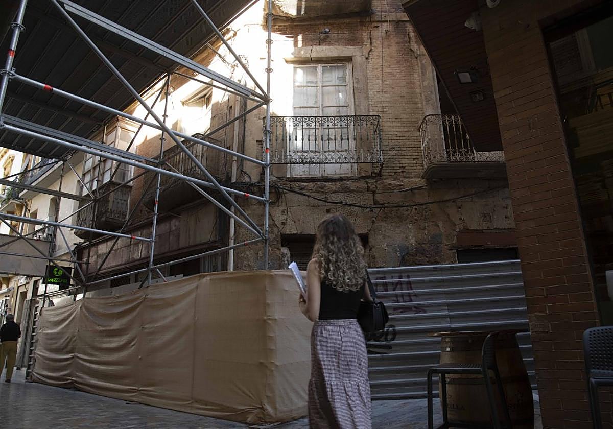 Edificio que Casco Antiguo quiere vender en la calle Honda.