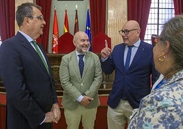 Ballesta junto a Luis Cayo y Pedro Martínez, del Cermi, ayer, en el Ayuntamiento de Murcia.