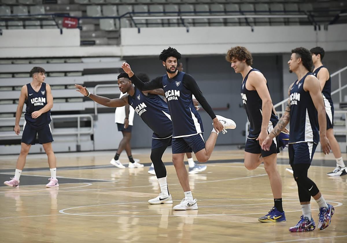 Gates y De la Torre estiran el uno al lado del otro en un entrenamiento de pretemporada.
