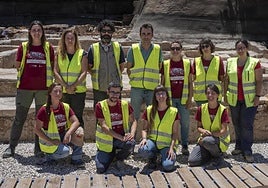 De pie, los investigadores Marina Piña (izquierda), María Haber, José Ángel González, Jorge Eiroa, Alicia Hernández, Josefina Monteagudo y Almudena Velo. Abajo, Mireia Celma (i), Sergio Rubio, María Isabel Molina y Ana Botía. La imagen está tomada en el yacimiento de San Esteban (Murcia).