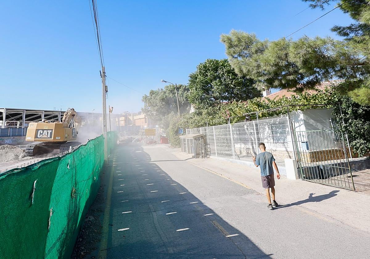 Maquinaria pesada trabaja en la zona de soterramiento, entre una vivienda y el colegio Ana Caicedo.