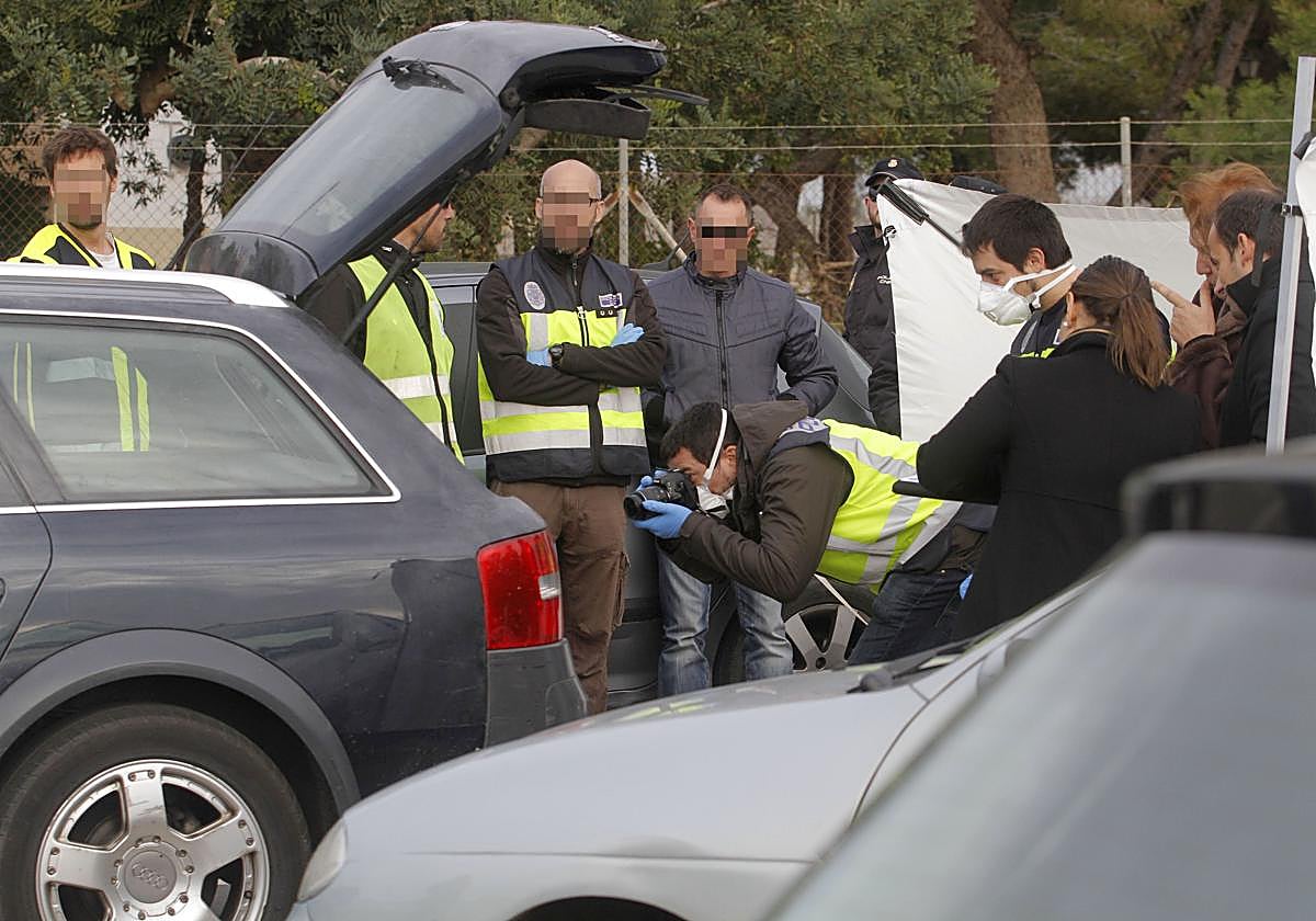 Un policía fotografía el interior del maletero donde apareció el cuerpo de 'El Bolas'.