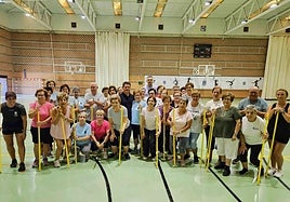 Un grupo de participantes en las actividades para adultos posan junto al alcalde y al concejal de Deportes.