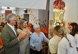 Las consejerías de Salud y de Política Social colaboran con Afade en la atención a personas con alzhéimer y otras demencias y la de sus familias.