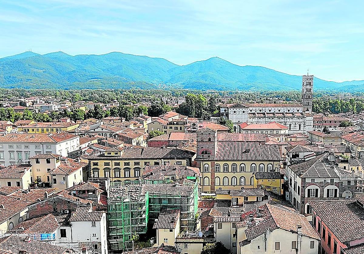 Imagen principal - Panorámica de la ciudad de Lucca. | Camino de cipreses. | Calles de Lucca.