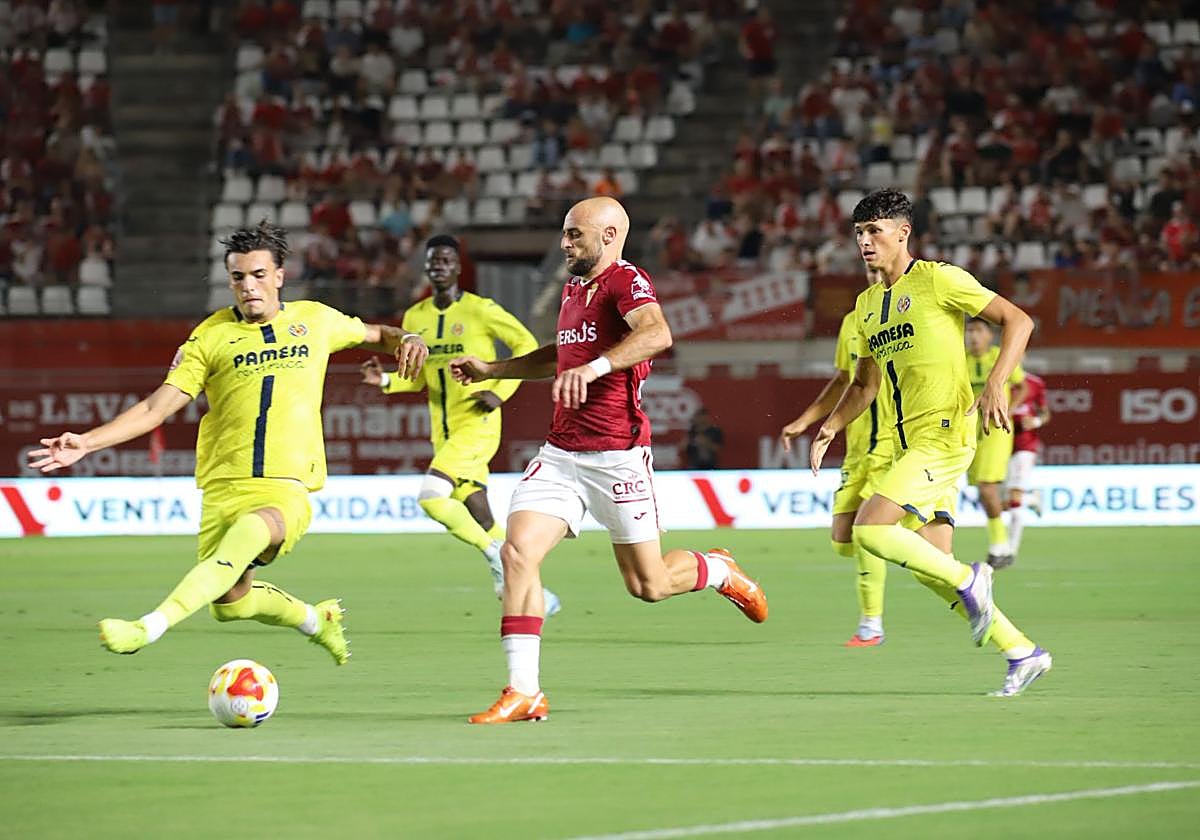 Ekain conduce el balón.