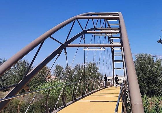 Viandantes en el primer día de la apertura de la pasarela en Rojales.