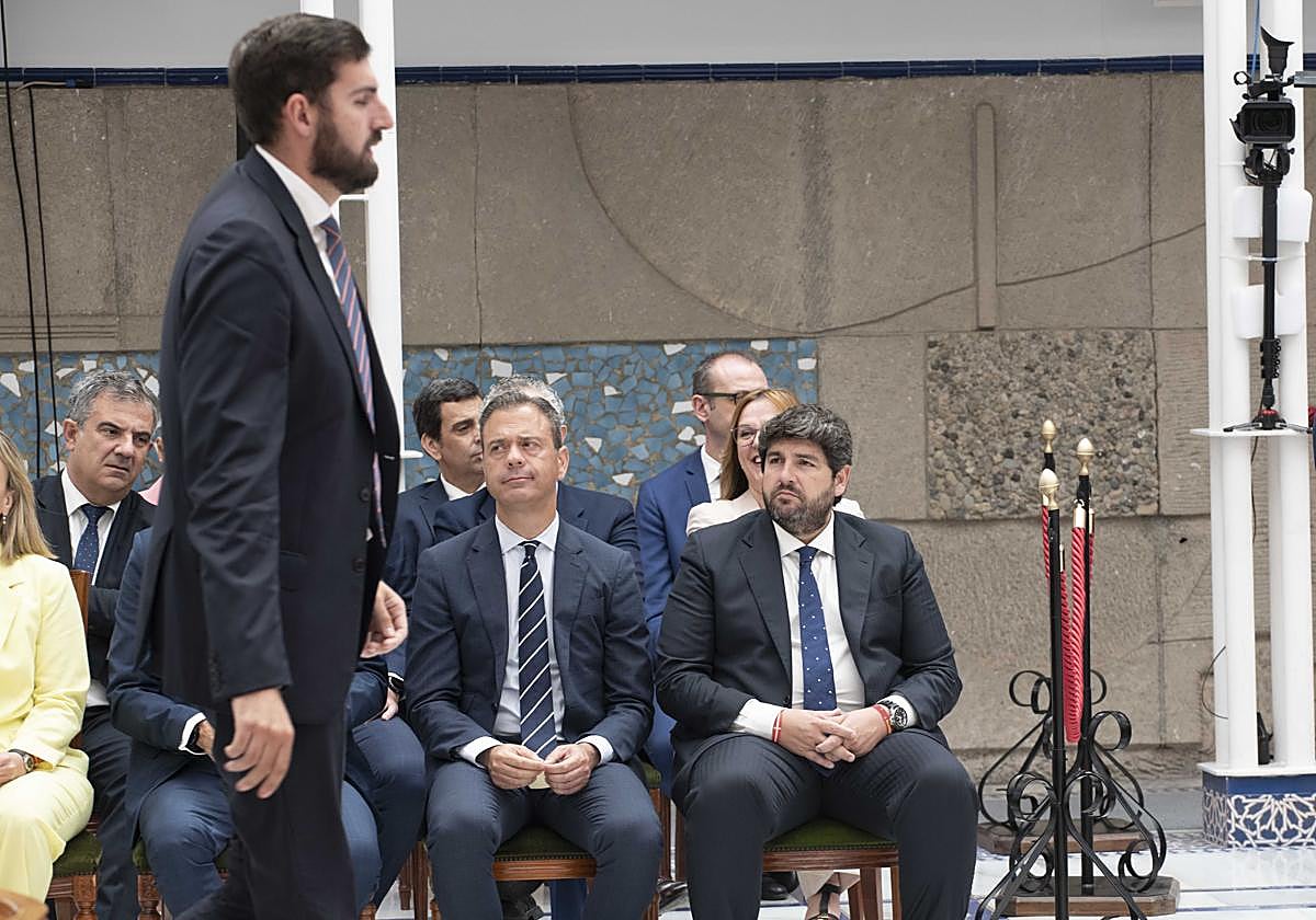 José Ángel Antelo pasa por delante de Fernando López Miras y Marcos Ortuño en la Asamblea Regional.