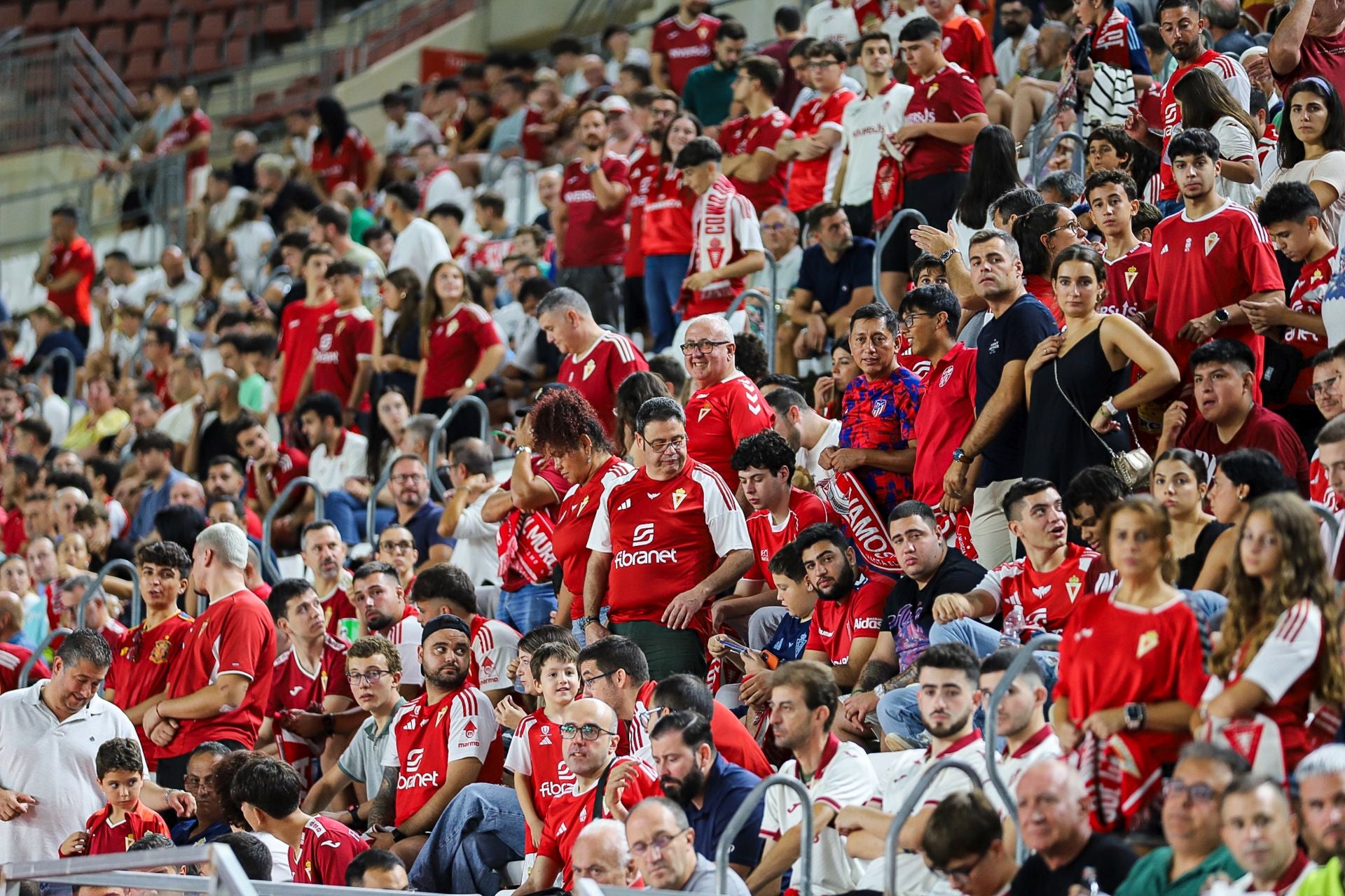 El Real Murcia consigue el empate en el último minuto, en imágenes