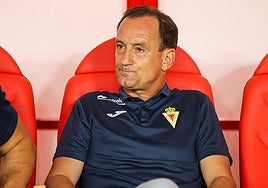 Joseba Etxeberria, este viernes, en el banquillo del Enrique Roca.