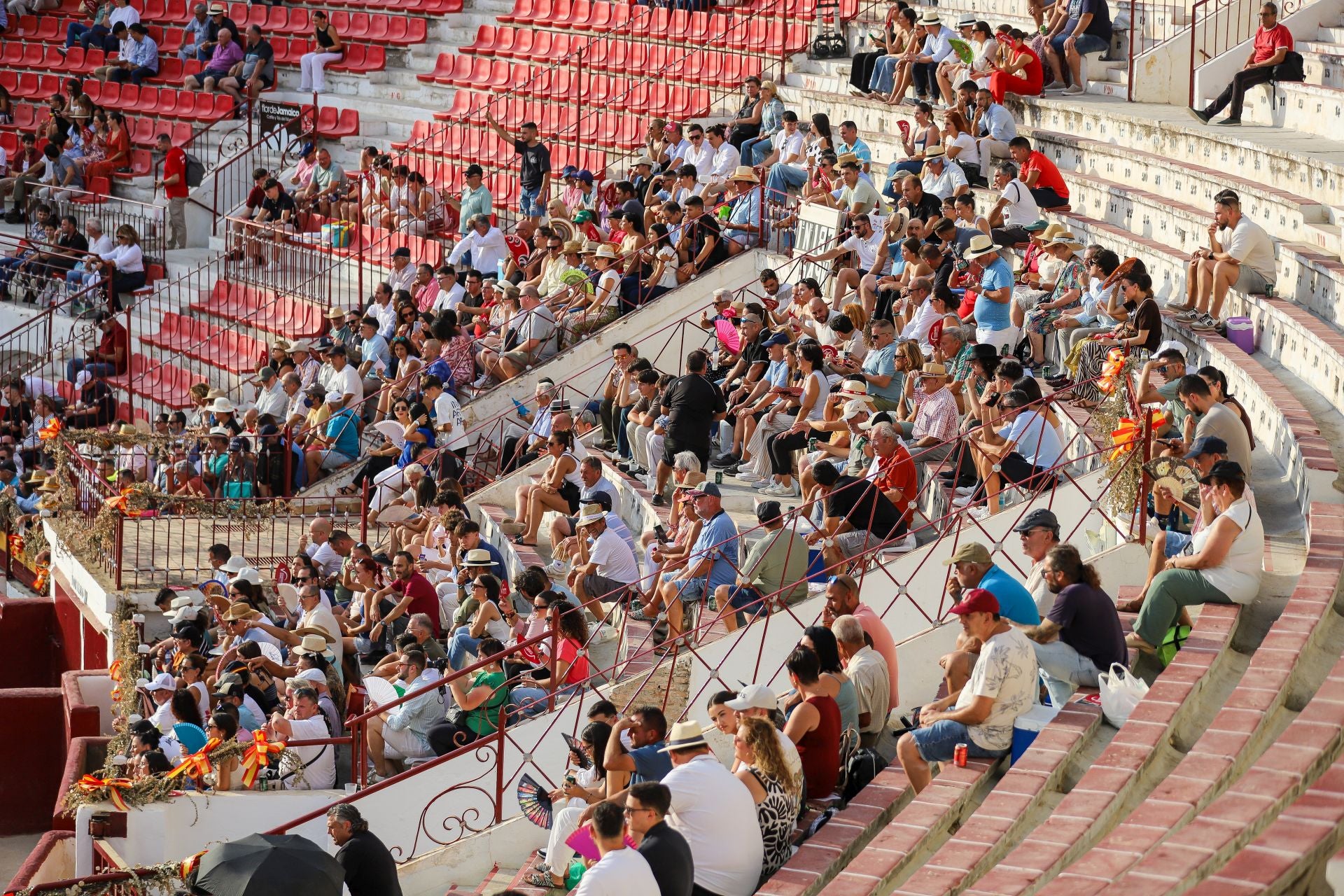 Ambiente en la corrida del sábado de la Feria Taurina de Murcia, en imágenes