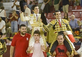 Marco Pérez (i) y Emilio de Justo salen a hombros de La Condomina tras la faena de ete sábado por la tarde.