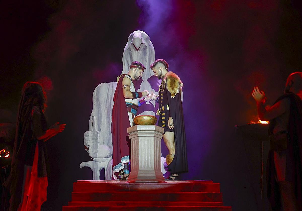 Valdesueiro pone el anillo a su futuro marido, Juan Antonio Latorre, este sábado.