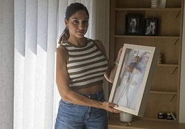 Andrea Pérez muestra una fotografía de su padre, fallecido en accidente hace casi 6 años en Murcia.