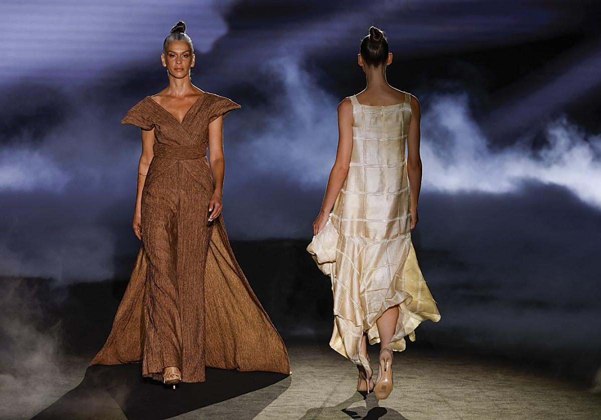 Dos modelos muestran las creaciones de la marca murciana De la Cierva y Nicolás, ayer, en Madrid.