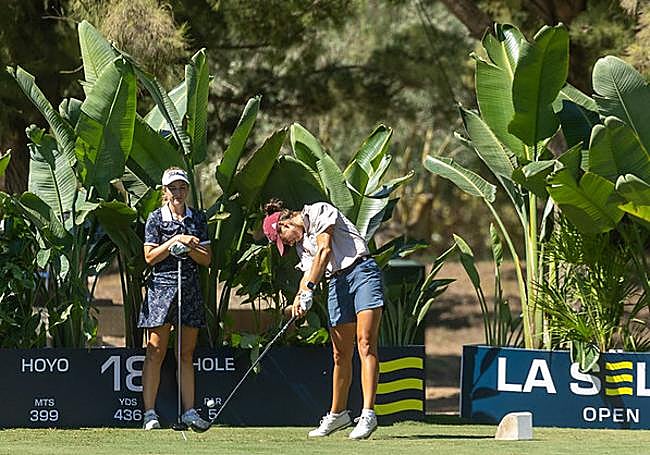 Blanca Fernández en uno de los 'tees' del campo alicantino de La Sella Golf.