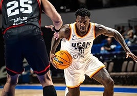 Dylan Ennis bota el balón, este sábado.