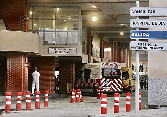 Una ambulancia llega a La Arrixaca de Murcia, en una imagen de archivo.