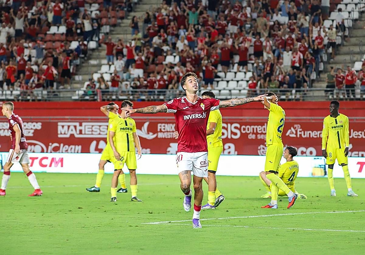 El Real Murcia consigue el empate en el último minuto, en imágenes