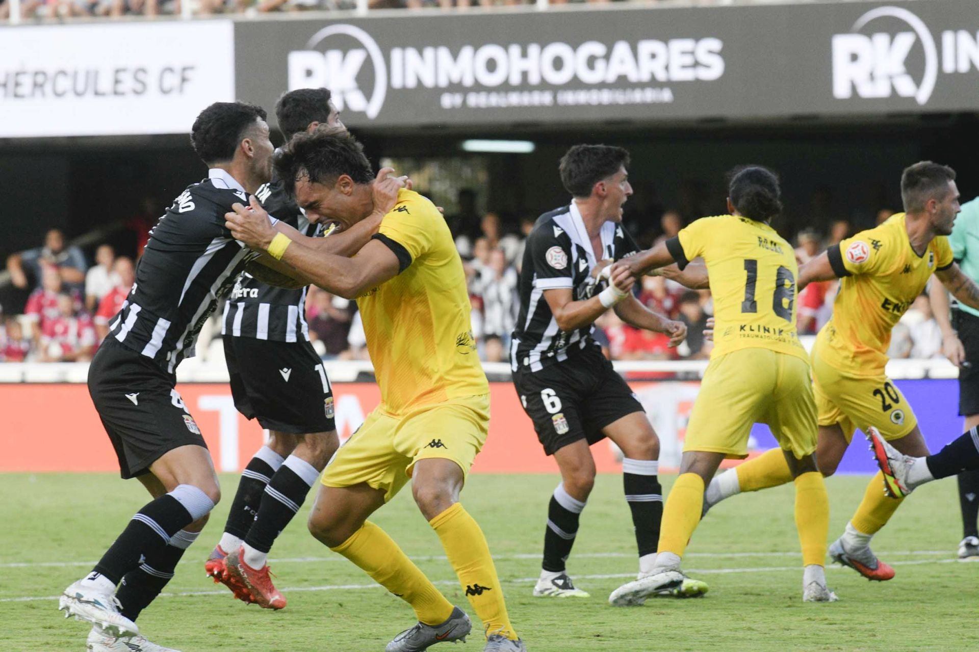 Pablo de Blasis regala la victoria al FC Cartagena en el último minuto, en imágenes