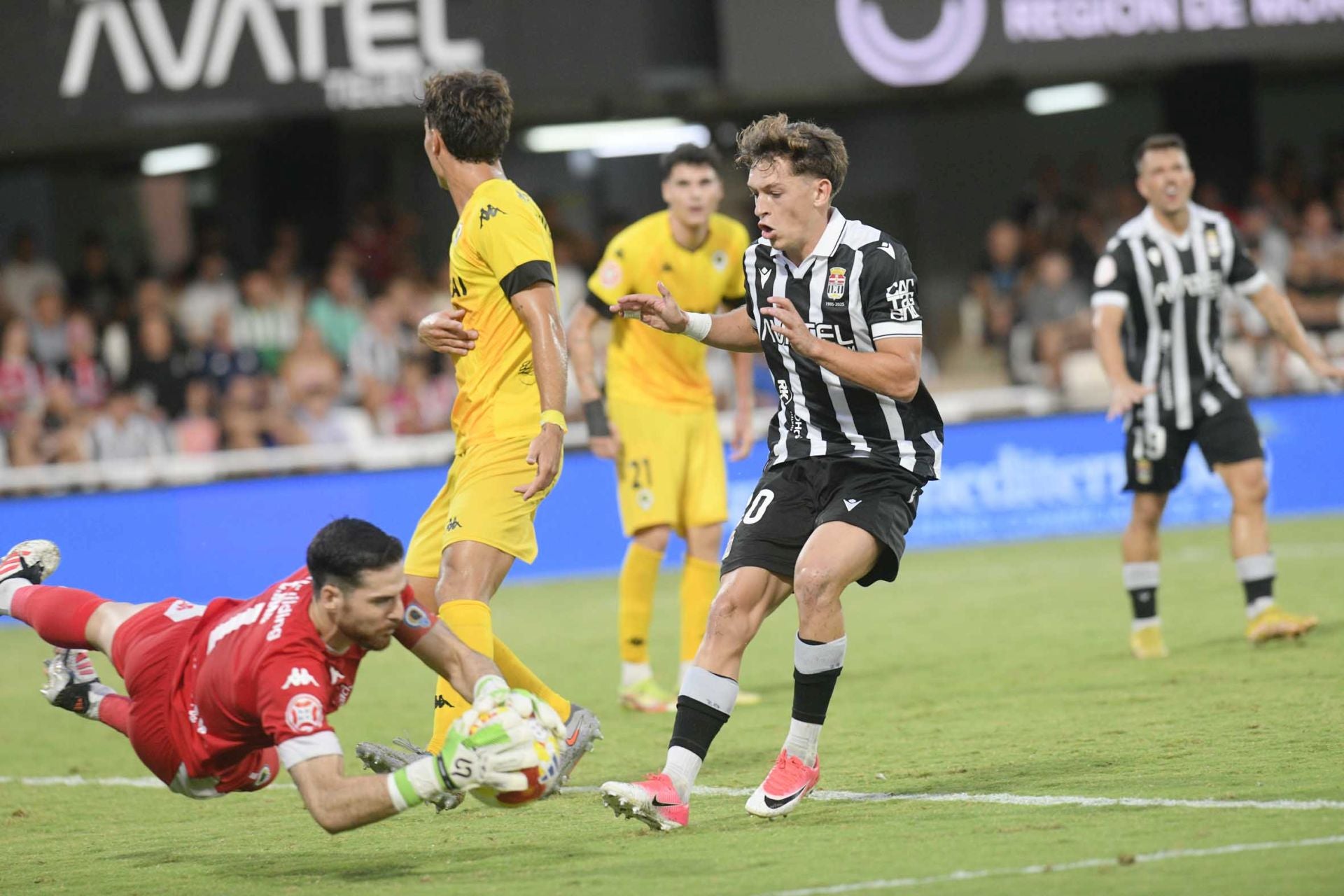 Pablo de Blasis regala la victoria al FC Cartagena en el último minuto, en imágenes