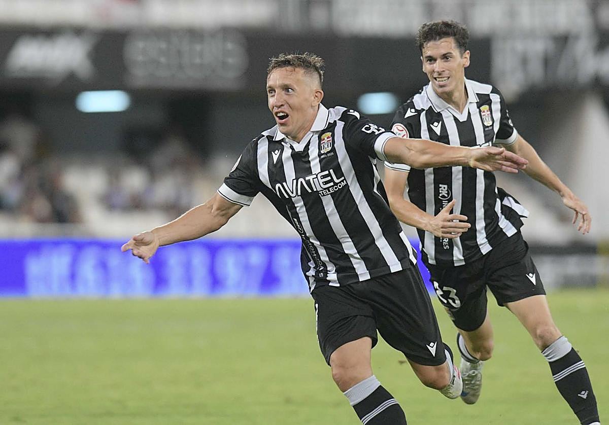 Pablo de Blasis celebrando el gol de la victoria.