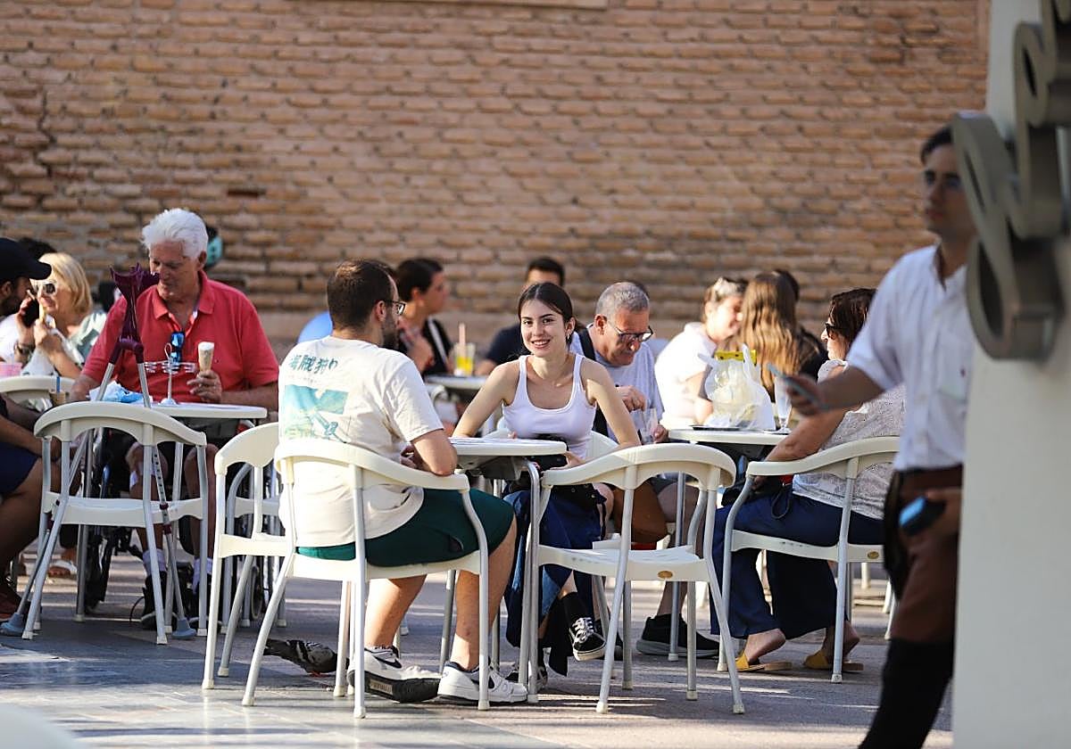 Clientes en una terraza del centro de Murcia.