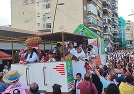 Las calles tomadas este sábado por las peñas huertanas.
