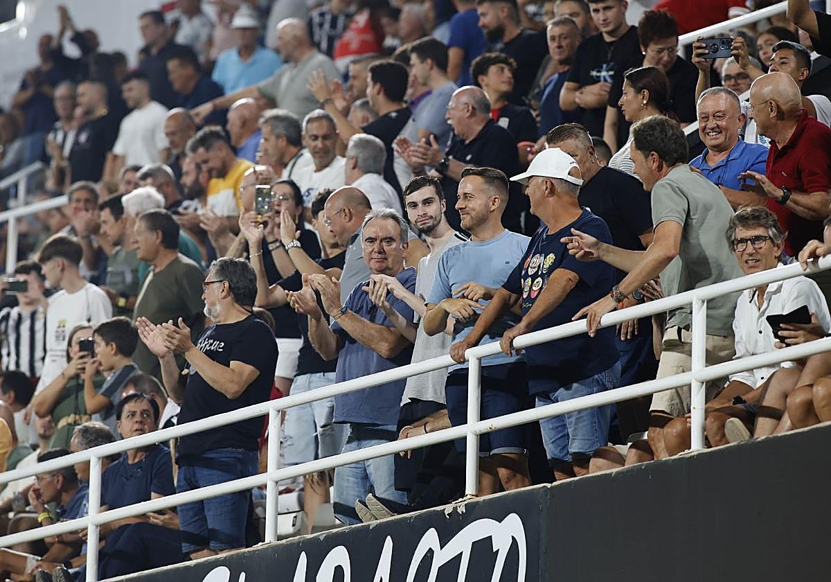 La afición aplaudiendo en la tribuna del estadio Cartagonova en el partido ante el Atlético Madrileño.