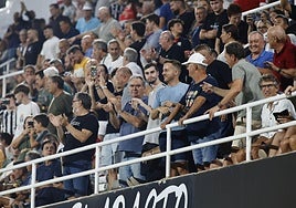 La afición aplaudiendo en la tribuna del estadio Cartagonova en el partido ante el Atlético Madrileño.