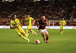 Ekain, jugador del Real Murcia, trata de marcharse de Sierra, del Villarreal B.