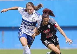 Encarni, capitana del Alhama, trata de quitar la pelota a la visitante Aleksandra, ayer en el Artés Carrasco.