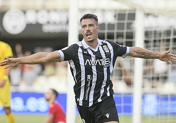 Chiki celebrando el gol.