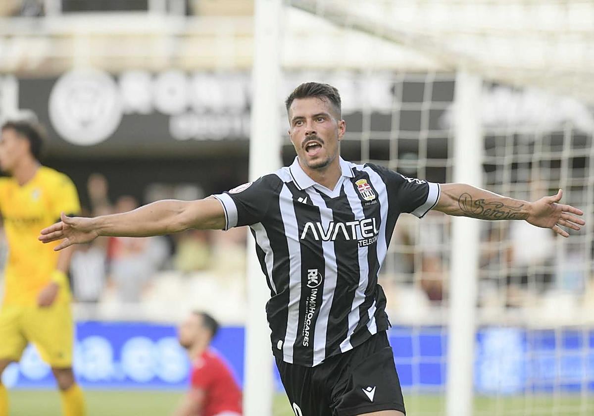 Chiki celebrando el gol.