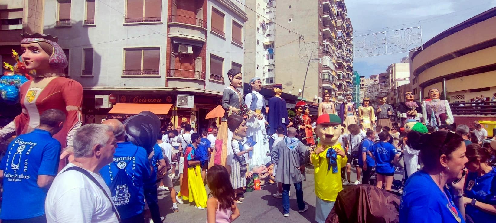 Imagen secundaria 1 - Abarán se divierte con gigantes y cabezudos