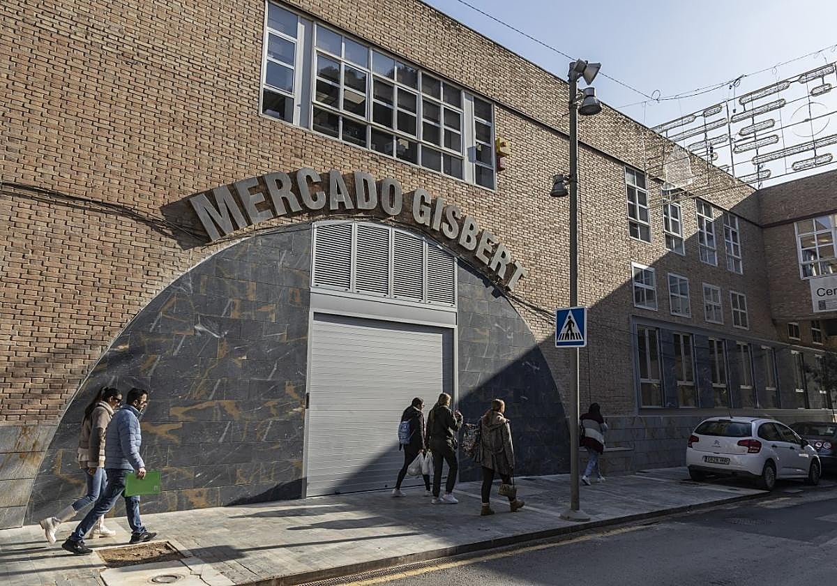 Varios transeúntes pasan delante del Mercado Gisbert, en una imagen de archivo.